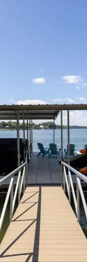 New Home, Dock, Kayaks, Game Room, Water Views，位于Winchester的酒店