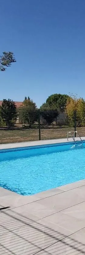 La Campagne Romantique - avec entrée autonome, clim neuve, parking privé & sa piscine ! -，位于Saint-Sulpice的酒店