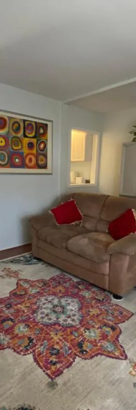 Two bedroom, living/dining room，位于Bellport的酒店