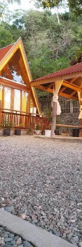 A-House Beachfront，位于Bootin的酒店