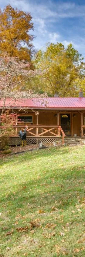 French Lick Getaway with Deck, Grill and Fire Pit!，位于弗伦奇利克的酒店