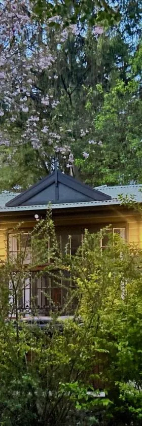 Romantic Retreat with Spa and Private Gardens，位于丹德农山的酒店