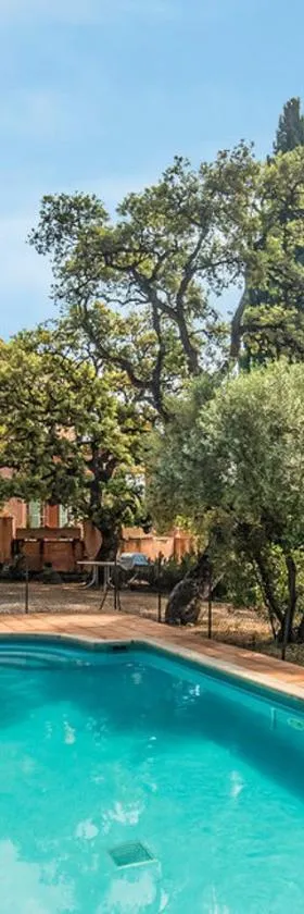 Villa la Malpagne, 400m2 les pieds dans l'eau，位于勒·雷约尔·卡纳德尔·苏尔的酒店