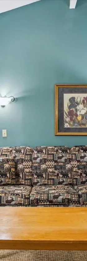 208 Cedarbrook One bedroom Queen Suite，位于基灵顿的酒店
