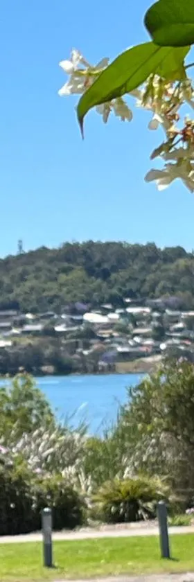 By the Lake - Lake Macquarie，位于Teralba的酒店