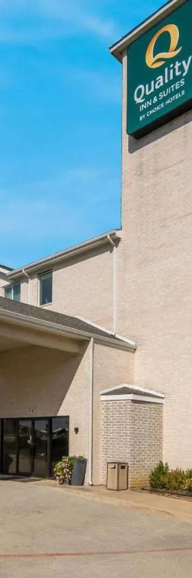 Quality Inn & Suites Roanoke - Fort Worth North，位于罗阿诺克的酒店