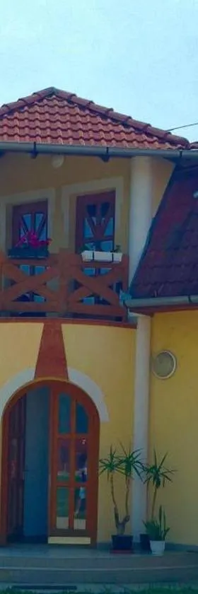 Akácliget Gyógy-és Strandfürdő，位于Karcag的酒店