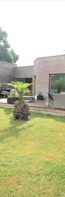Villa d’architecte avec piscine chauffée，位于里捏恩堪布里瑟斯的酒店