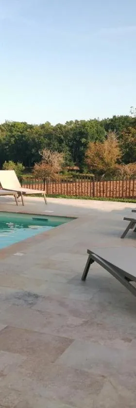 Gîte Les Mareillauds - Piscine，位于Salon的酒店