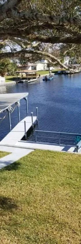 3 Bed, 2 Bath, Waterfront, Dock, Large Driveway，位于塔瓦雷斯的酒店