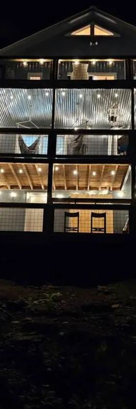 Cozy Mountain Chalet With Hot Tub Outdoor Movie Screen And Fire Place，位于班纳埃尔克的酒店