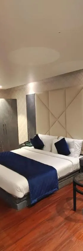 The Emerald Hotel & Siya Milan Banquets，位于穆扎夫法尔普尔的酒店