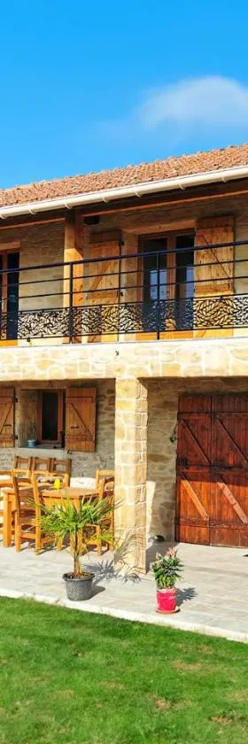 La Maison des Crêtes，位于Parnans的酒店