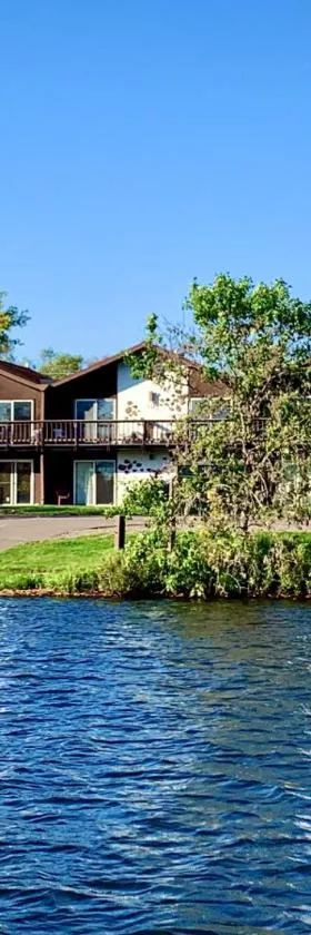 Bridge Inn Tomahawk -1st Floor, 2 Queen Size Bed, Walkout, River View，位于Tomahawk的酒店