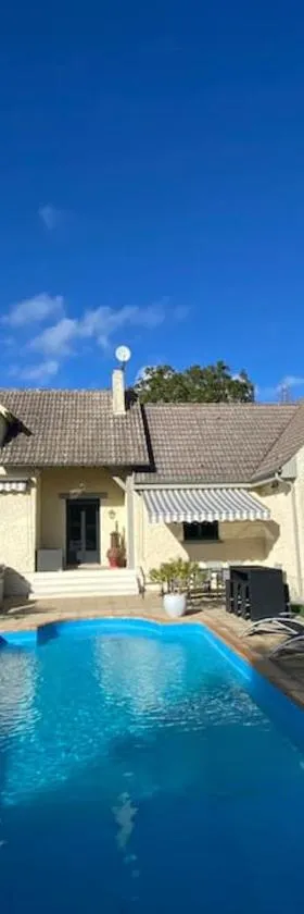 Maison avec piscine, sauna, spa，位于Cepoy的酒店
