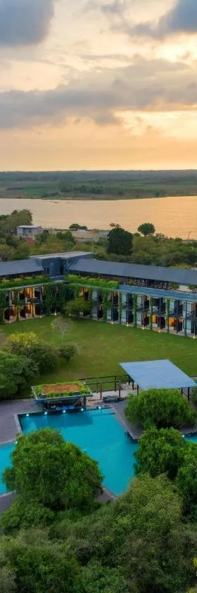 DoubleTree by Hilton Weerawila Rajawarna Resort，位于Weerawila的酒店