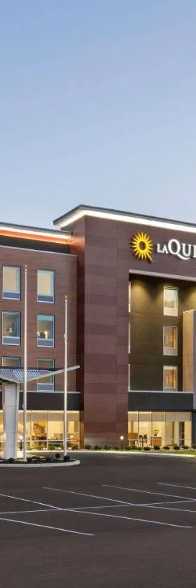 La Quinta Inn & Suites by Wyndham Mount Laurel Moorestown，位于劳雷尔山的酒店