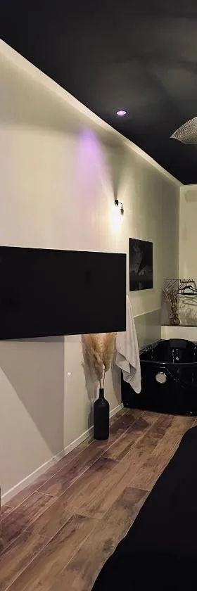 Apt 35 m2 Baignoire Balnéo terrasse privée，位于Amfreville-la-Mi-Voie的酒店
