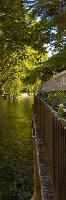 Hotel Restaurant du Parc en Bord de Rivière，位于方丹·德·沃克吕兹的酒店