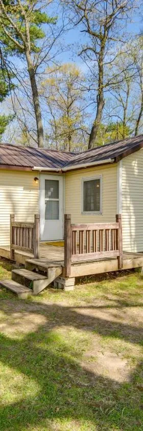 Stone Lake Cabin with Private Deck and Fire Pit!，位于Northwoods Beach的酒店