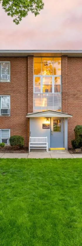 Georgetown Villas 3-2c Close to Cleveland Airport and Fairview Hospital ideal for long stays!，位于费尔维尤帕克的酒店