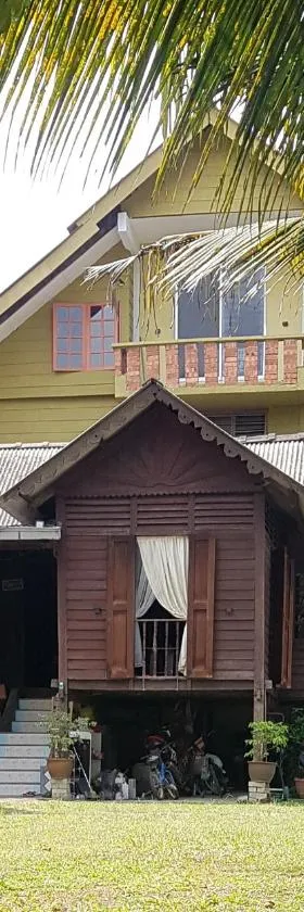Roomstay "Ghumah Uwan"，位于Batu Kikir的酒店