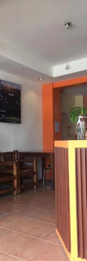 RedDoorz at Rio Bella Lacson St Bacolod，位于巴科洛德的酒店