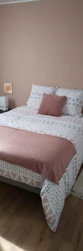 Appartement Cosy avec Terrasse，位于Vaux-sur-Seine的酒店