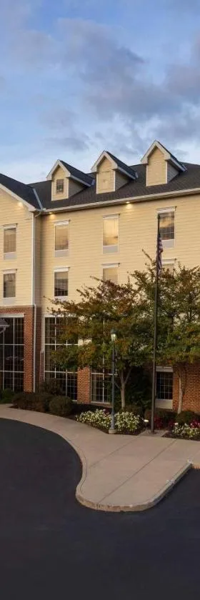 威廉斯堡广场州学院汉普顿套房酒店，位于州学院的酒店