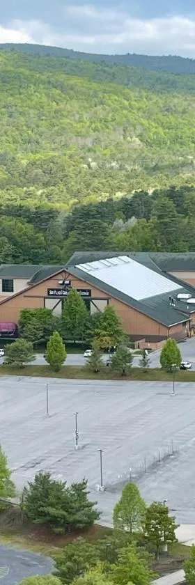 Six Flags Great Escape Lodge & Indoor Waterpark，位于昆斯伯里的酒店