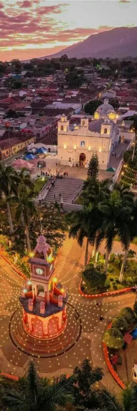 La Casa de Mamapán Hotel Colonial Ahuachapan，位于Ahuachapán的酒店