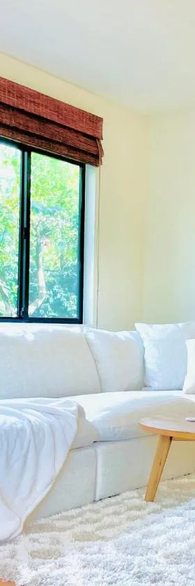 2 BR 2 BA - Eco House and Garden Vacation Retreat and Remote Workspace for Families, Couples and Solo Travelers in Coveted Culver，位于卡尔弗城的酒店