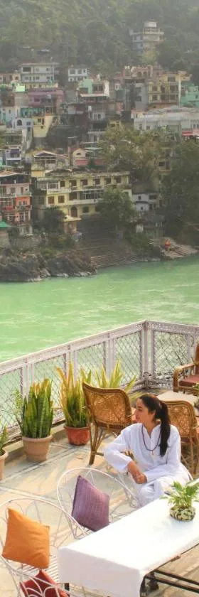 Hotel Ishan - A Ganges Riverside Retreat by Salvus，位于瑞诗凯诗的酒店