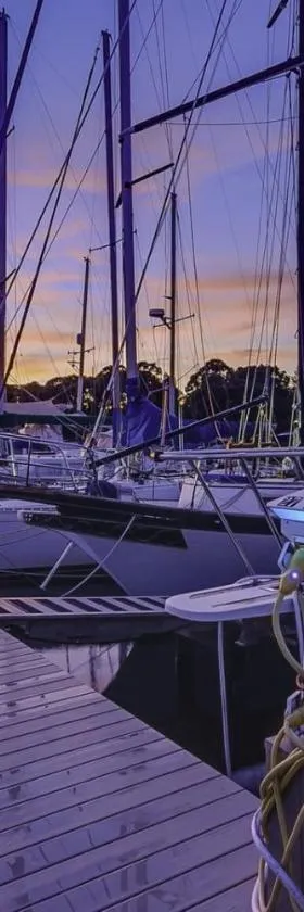 Unique Houseboat Rental，位于Merritt Island的酒店