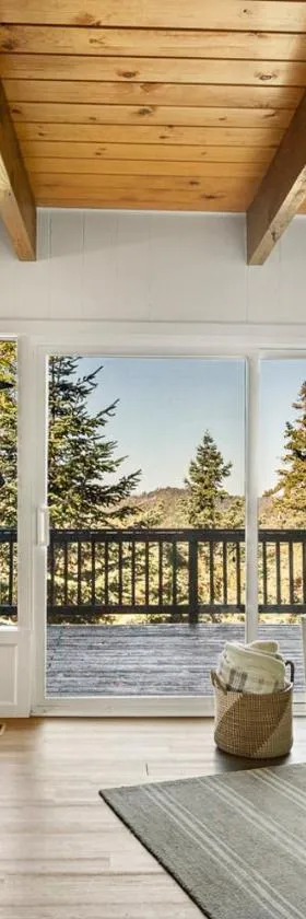 Romantic & Family Friendly Chalet In The Woods，位于箭头湖的酒店