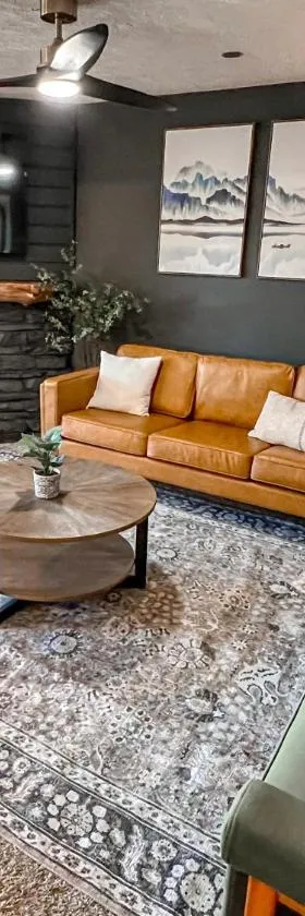 Remodeled Summit Condo at Snowshoe - Modern & Cozy，位于斯诺肖的酒店
