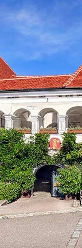 拉夫斯伯格霍夫文艺复兴住宿加早餐旅馆，位于瓦豪地区魏森基兴的酒店