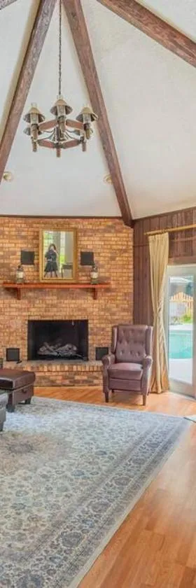 Golden Isles Lrge Home- Huge Pool, Hot Tub, Game Rm，位于布伦瑞克的酒店