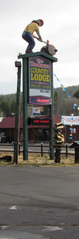 The Woodsman Country Lodge Motel，位于Crescent的酒店