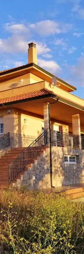 Shivanda, Habitaciones en Centro de Bienestar en la Naturaleza，位于Pioz的酒店