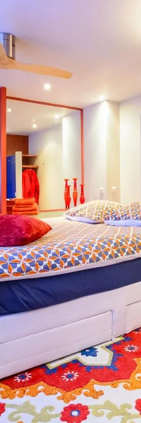 BeautyD RED ROOM centrum Gullegem，位于韦弗尔海姆的酒店