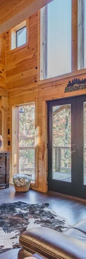 Cozy Cabin Retreat w/ Hot Tub & Nature Views，位于Trenton的酒店