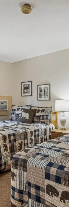 Cedarbrook Two Double bed Standard Hotel room 217，位于基灵顿的酒店