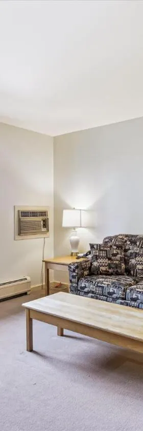 Cedarbrook Deluxe one bedroom suite with outdoor heated pool 11921，位于基灵顿的酒店