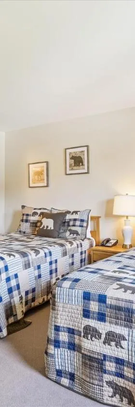 Cedarbrook Two Double bed Hotel Room with outdoor heated pool 216，位于基灵顿的酒店