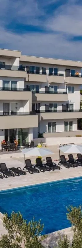 Boutique Hotel IVY'Z，位于诺瓦利娅的酒店