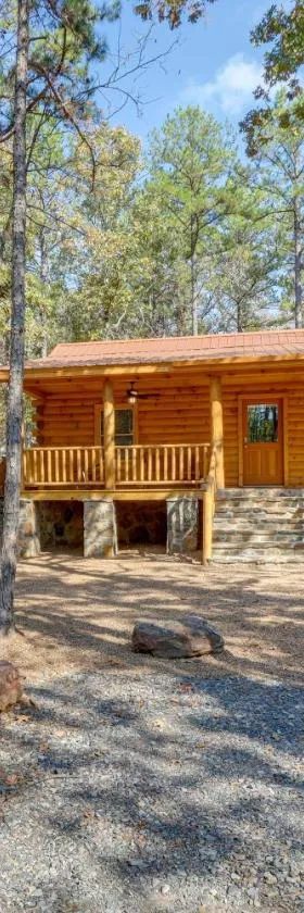 Tumbling Shoals Cabin Near Greers Ferry Lake!，位于Heber Springs的酒店