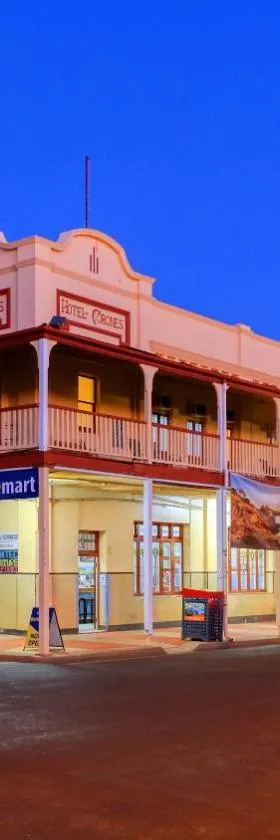 Hotel Corones，位于查尔维尔的酒店