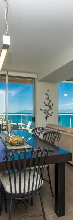 Panoramic Ocean Views 2 bed/2 bath Unit, Nelly Bay，位于耐莉湾的酒店