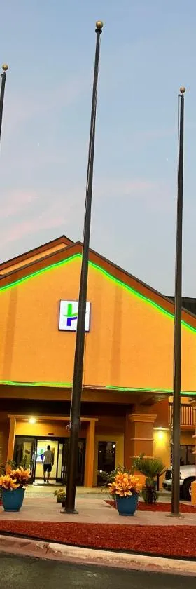 Home Town Inn & Suites，位于克雷斯特维尤的酒店